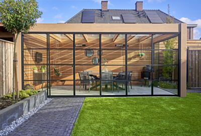 Glasschuifwand_Deponti_Fiano_steellook_zwart_houten_overkapping
